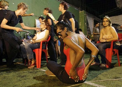 Chùm ảnh: Thời trang “gái bán hoa” - 4 Chùm ảnh: Thời trang “gái bán hoa” - 4