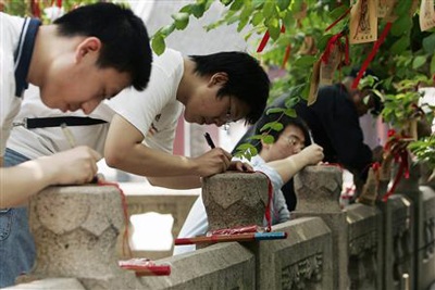 Theo chân sỹ tử Trung Quốc đi cầu may - 1