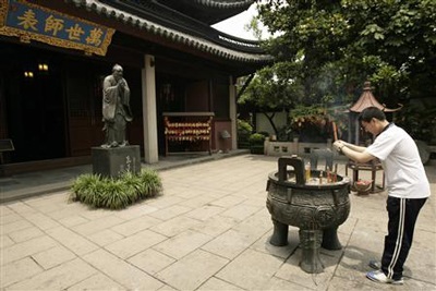 Theo chân sỹ tử Trung Quốc đi cầu may - 2