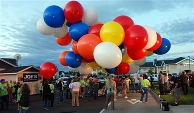 Chùm ảnh: Bay qua sa mạc bằng ghế bành! - 1 Chùm ảnh: Bay qua sa mạc bằng ghế bành! - 1