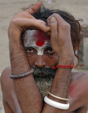 Chùm ảnh: Yoga "thánh" kỳ lạ ở Ấn Độ - 1