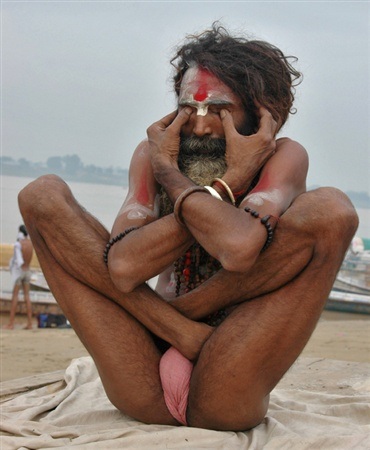 Chùm ảnh: Yoga "thánh" kỳ lạ ở Ấn Độ - 2