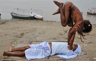 Chùm ảnh: Yoga "thánh" kỳ lạ ở Ấn Độ - 3