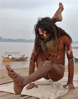 Chùm ảnh: Yoga "thánh" kỳ lạ ở Ấn Độ - 4