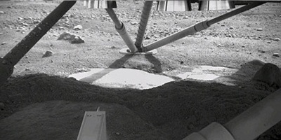 Phoenix lấy được mẫu đất đầu tiên trên sao Hỏa - 2