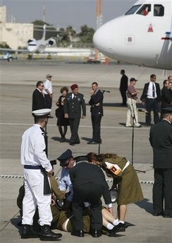 Vụ tự tử gây náo loạn lễ tiễn Tổng thống Pháp Sarkozy ở Israel - 8