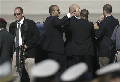 Vụ tự tử gây náo loạn lễ tiễn Tổng thống Pháp Sarkozy ở Israel - 7