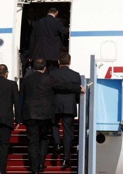 Vụ tự tử gây náo loạn lễ tiễn Tổng thống Pháp Sarkozy ở Israel - 6