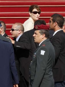 Vụ tự tử gây náo loạn lễ tiễn Tổng thống Pháp Sarkozy ở Israel - 3