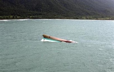 Chỉ có các thi thể bên dưới con tàu bị lật úp - 2