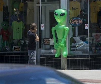 Chùm ảnh: Rộn ràng trước Lễ hội “đĩa bay Roswell” - 5 Chùm ảnh: Rộn ràng trước Lễ hội “đĩa bay Roswell” - 5