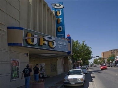 Chùm ảnh: Rộn ràng trước Lễ hội “đĩa bay Roswell” - 6 Chùm ảnh: Rộn ràng trước Lễ hội “đĩa bay Roswell” - 6