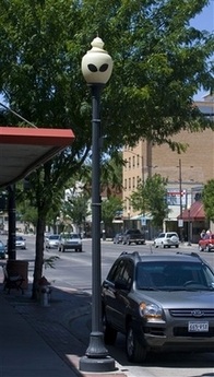 Chùm ảnh: Rộn ràng trước Lễ hội “đĩa bay Roswell” - 7 Chùm ảnh: Rộn ràng trước Lễ hội “đĩa bay Roswell” - 7