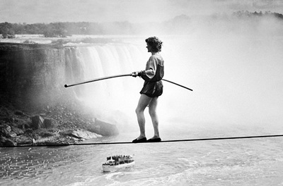 Người đàn ông “đi bộ trên không” qua tòa Tháp đôi xưa - 4 Người đàn ông “đi bộ trên không” qua tòa Tháp đôi xưa - 4