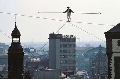 Người đàn ông “đi bộ trên không” qua tòa Tháp đôi xưa - 6 Người đàn ông “đi bộ trên không” qua tòa Tháp đôi xưa - 6