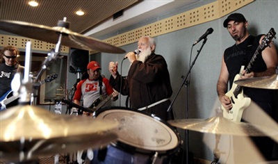 Vị mục sư “chơi” rock hạng nặng - 7