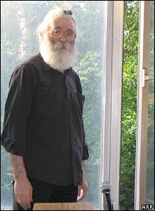 Cựu Tổng thống Karadzic cải trang làm bác sỹ khi lẩn trốn - 1