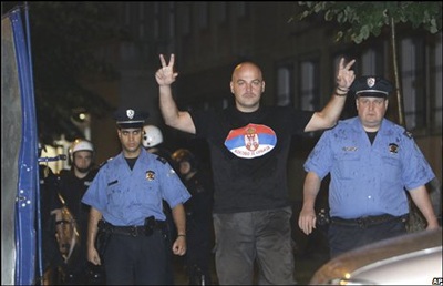 Cựu Tổng thống Karadzic cải trang làm bác sỹ khi lẩn trốn - 5