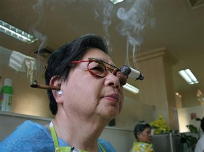 Chùm ảnh: Những kiểu chữa bệnh lạ đời - 10