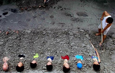 Chùm ảnh: Những kiểu chữa bệnh lạ đời - 4