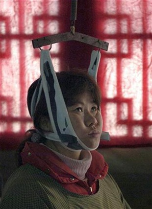 Chùm ảnh: Những kiểu chữa bệnh lạ đời - 5