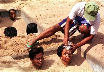 Chùm ảnh: Những kiểu chữa bệnh lạ đời - 7