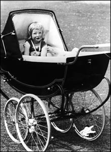 Những khoảnh khắc đáng nhớ trong cuộc đời Công nương Diana - 2