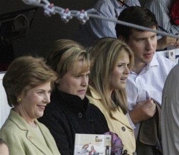 Chùm ảnh ái nữ Tổng thống Bush và vị hôn phu - 9
