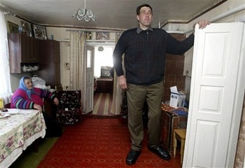 Danh hiệu người cao nhất thế giới có chủ mới - 1