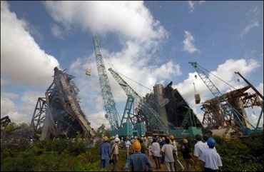 Nhịp dẫn cầu Cần Thơ sập do lún lệch đài móng trụ tạm - 1 Nhịp dẫn cầu Cần Thơ sập do lún lệch đài móng trụ tạm - 1