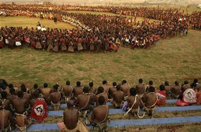 Hàng ngàn trinh nữ ngực trần khiêu vũ vì Vua Swaziland - 1 Hàng ngàn trinh nữ ngực trần khiêu vũ vì Vua Swaziland - 1