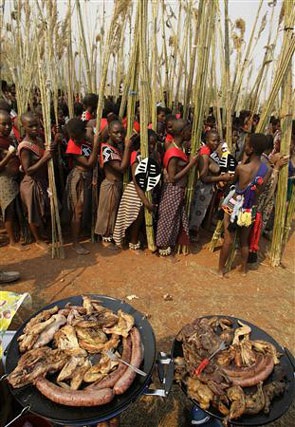 Hàng ngàn trinh nữ ngực trần khiêu vũ vì Vua Swaziland - 10 Hàng ngàn trinh nữ ngực trần khiêu vũ vì Vua Swaziland - 10