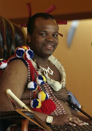 Hàng ngàn trinh nữ ngực trần khiêu vũ vì Vua Swaziland - 11 Hàng ngàn trinh nữ ngực trần khiêu vũ vì Vua Swaziland - 11