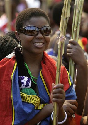 Hàng ngàn trinh nữ ngực trần khiêu vũ vì Vua Swaziland - 12 Hàng ngàn trinh nữ ngực trần khiêu vũ vì Vua Swaziland - 12
