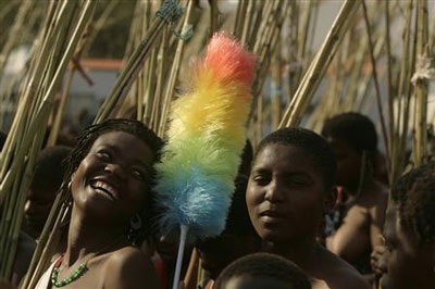 Hàng ngàn trinh nữ ngực trần khiêu vũ vì Vua Swaziland - 13 Hàng ngàn trinh nữ ngực trần khiêu vũ vì Vua Swaziland - 13