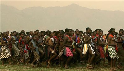 Hàng ngàn trinh nữ ngực trần khiêu vũ vì Vua Swaziland - 14 Hàng ngàn trinh nữ ngực trần khiêu vũ vì Vua Swaziland - 14