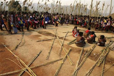 Hàng ngàn trinh nữ ngực trần khiêu vũ vì Vua Swaziland - 2 Hàng ngàn trinh nữ ngực trần khiêu vũ vì Vua Swaziland - 2