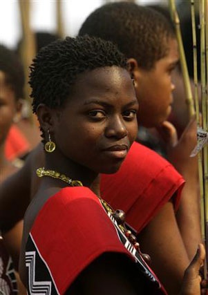Hàng ngàn trinh nữ ngực trần khiêu vũ vì Vua Swaziland - 4 Hàng ngàn trinh nữ ngực trần khiêu vũ vì Vua Swaziland - 4