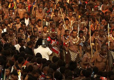 Hàng ngàn trinh nữ ngực trần khiêu vũ vì Vua Swaziland - 6 Hàng ngàn trinh nữ ngực trần khiêu vũ vì Vua Swaziland - 6
