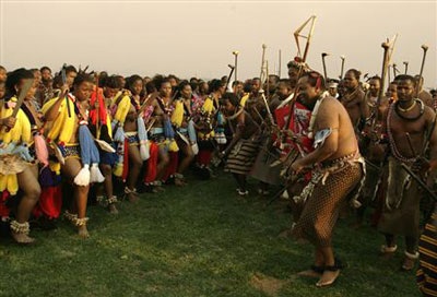 Hàng ngàn trinh nữ ngực trần khiêu vũ vì Vua Swaziland - 8 Hàng ngàn trinh nữ ngực trần khiêu vũ vì Vua Swaziland -1