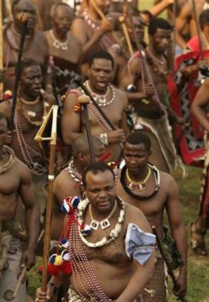 Hàng ngàn trinh nữ ngực trần khiêu vũ vì Vua Swaziland - 9 Hàng ngàn trinh nữ ngực trần khiêu vũ vì Vua Swaziland - 9