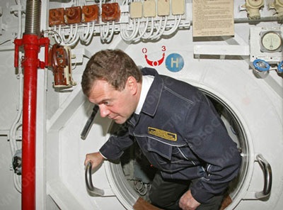 Theo chân Tổng thống Medvedev thăm căn cứ tàu ngầm Nga - 6 Theo chân Tổng thống Medvedev thăm căn cứ tàu ngầm Nga - 6