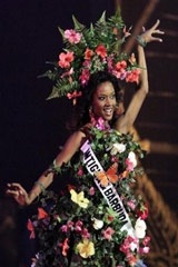 "Kỳ quặc" trang phục Hoa hậu hoàn vũ 2005 - 8