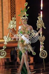 "Kỳ quặc" trang phục Hoa hậu hoàn vũ 2005 - 1