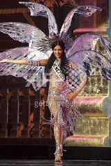"Kỳ quặc" trang phục Hoa hậu hoàn vũ 2005 - 2