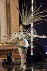 "Kỳ quặc" trang phục Hoa hậu hoàn vũ 2005 - 4