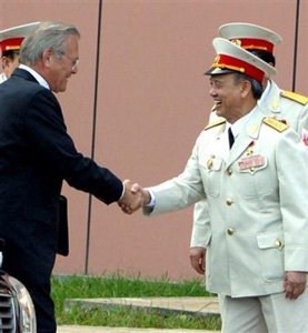 Chùm ảnh một ngày làm việc của ông Rumsfeld tại VN - 1 Chùm ảnh một ngày làm việc của ông Rumsfeld tại VN - 1