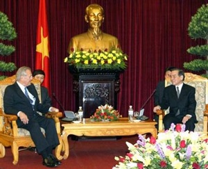 Chùm ảnh một ngày làm việc của ông Rumsfeld tại VN - 11 Chùm ảnh một ngày làm việc của ông Rumsfeld tại VN - 11