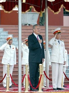 Chùm ảnh một ngày làm việc của ông Rumsfeld tại VN - 3 Chùm ảnh một ngày làm việc của ông Rumsfeld tại VN - 3