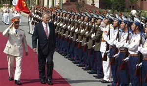 Chùm ảnh một ngày làm việc của ông Rumsfeld tại VN - 4 Chùm ảnh một ngày làm việc của ông Rumsfeld tại VN - 4